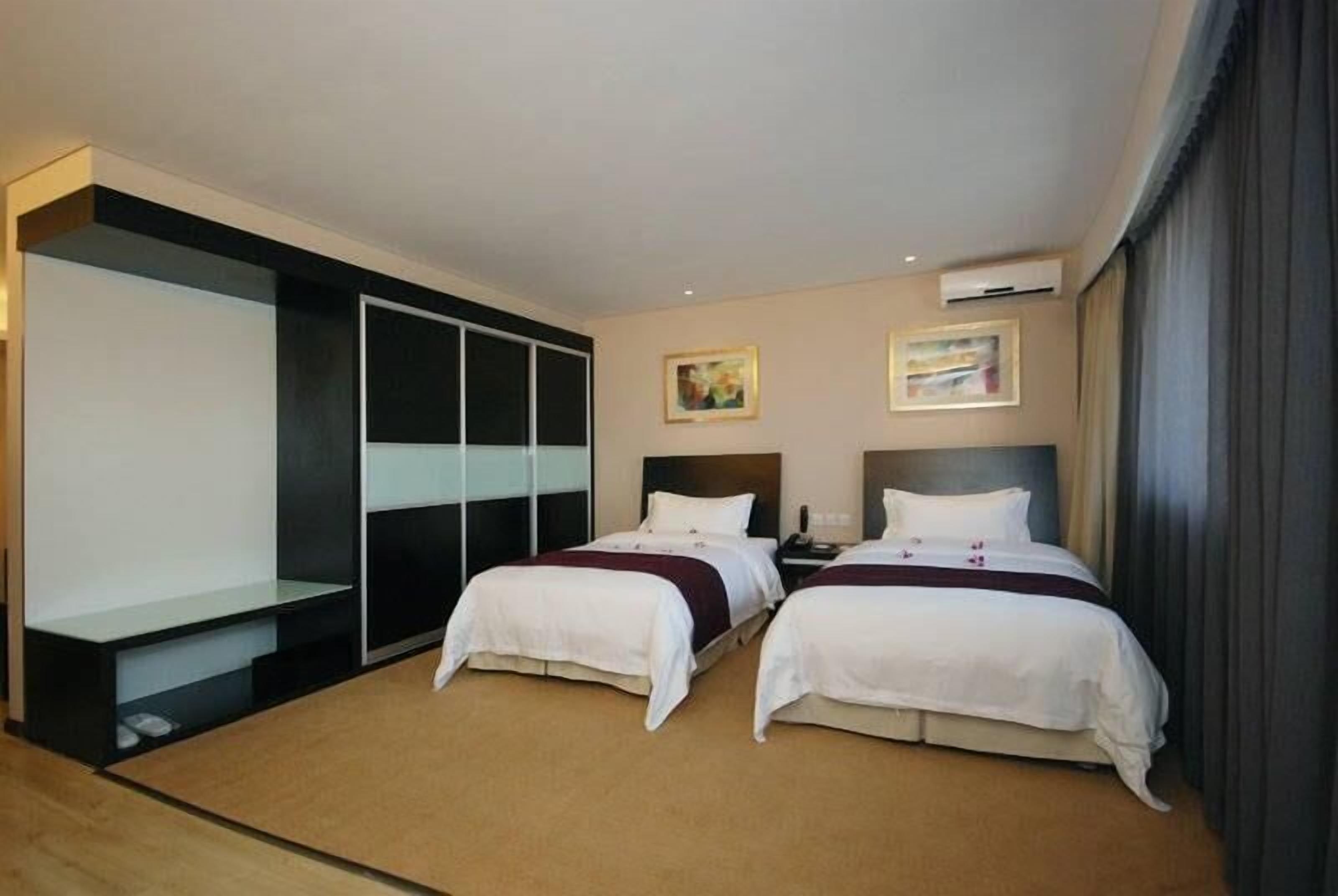 Zimmer, 2 Einzelbetten, barrierefrei, Nichtraucher | Minibar, Zimmersafe, Bügeleisen/Bügelbrett, WLAN