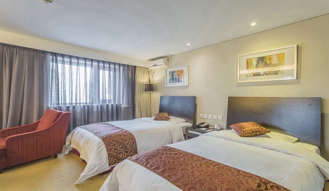 Minibar, in-room safe, iron/ironing board, WiFi (surcharge)