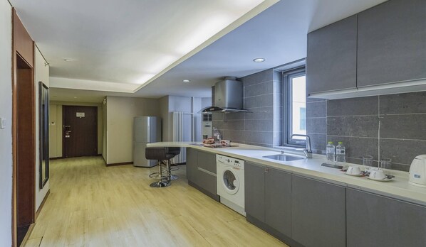 Minibar, in-room safe, iron/ironing board, WiFi - Comfort Suites (Beijing)