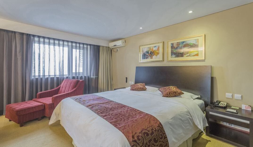 Minibar, in-room safe, iron/ironing board, WiFi (surcharge)