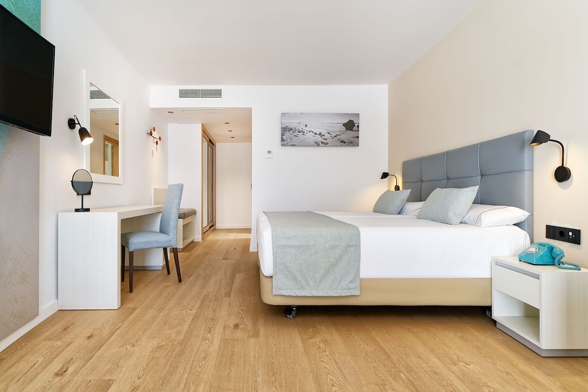 Dundyner, minibar, safe på rommet og skrivebord