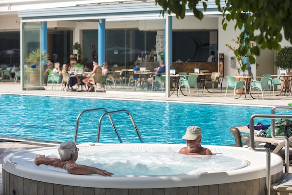 Outdoor pool, sun loungers