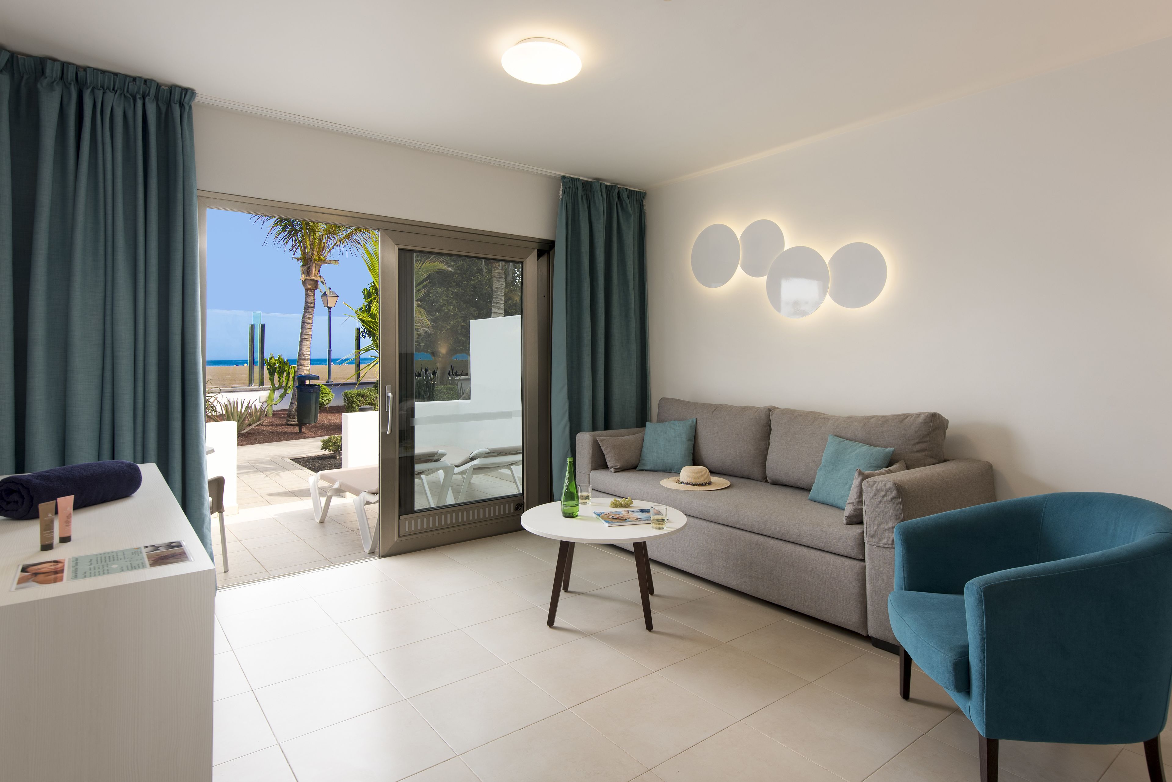 スタンダード ルーム オーシャンビュー (2 Adults and 1 Child) | 羽毛の掛け布団、ミニバー、セーフティボックス (室内)、デスク