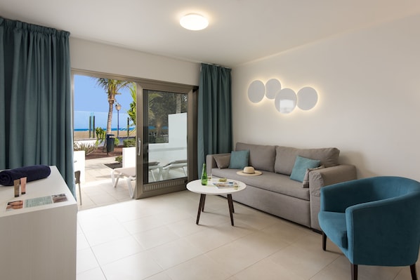 Phòng Tiêu chuẩn, quang cảnh biển (2 Adults and 1 Child) | Chăn bông, minibar, két bảo mật tại phòng, bàn 