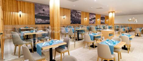 Un restaurante moderno con divisiones de vidrio, paneles de madera y un mural con vistas panorámicas.