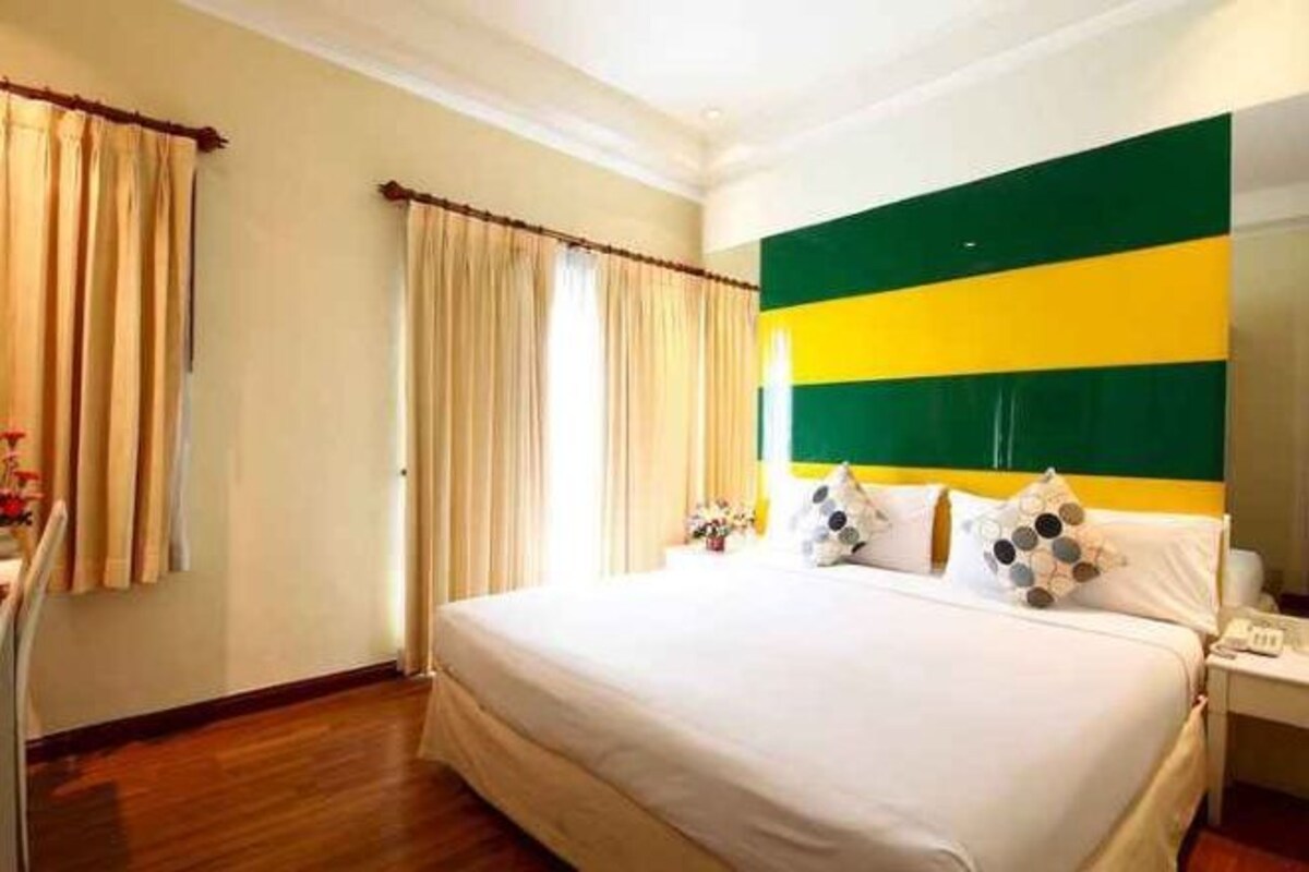 In-room safe, desk, blackout drapes, WiFi (free)