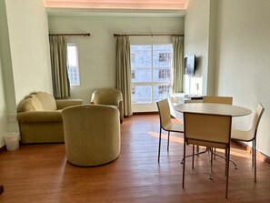 Junior Suite | Living area | 32-inch LCD TV with cable channels - Calypzo Bangkok (Bangkok)