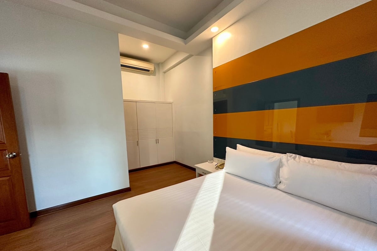Junior Suite | 1 bedroom, in-room safe, desk, blackout drapes