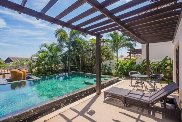 Outdoor pool, pool loungers