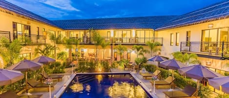 Een buitenzwembad en ligstoelen