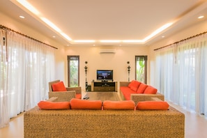 Private Family Pool Villa 2 Bedrooms | Sala de estar | TV