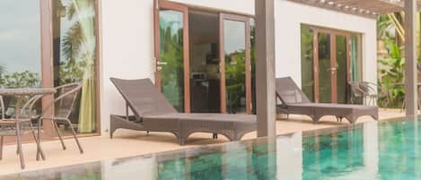 Piscine extérieure, chaises longues
