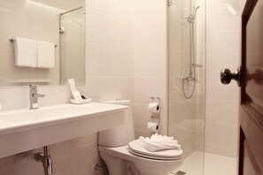 Shower, free toiletries, hair dryer, towels - Calypzo 2 (Bangkok)