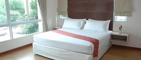 Bar mini, meja, langsir/tirai gelap terus, Wi-fi percuma