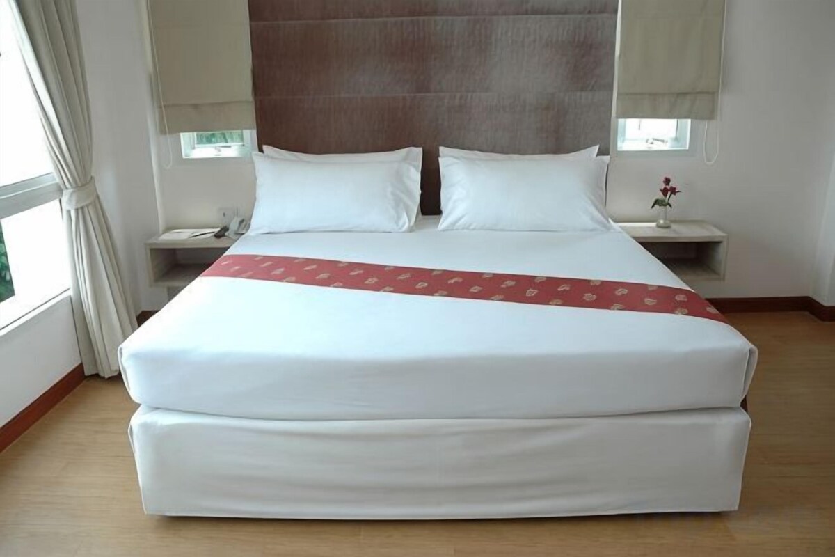 Minibar, desk, blackout curtains, free WiFi