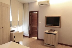 豪華雙人房 | 起居區 | 32-吋 LCD 液晶電視、有線頻道、電視