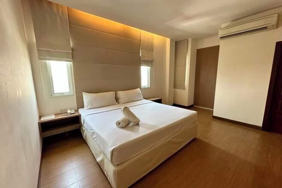 Minibar, desk, blackout drapes, WiFi (free)