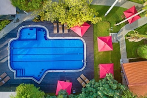 Piscina externa, espreguiçadeiras