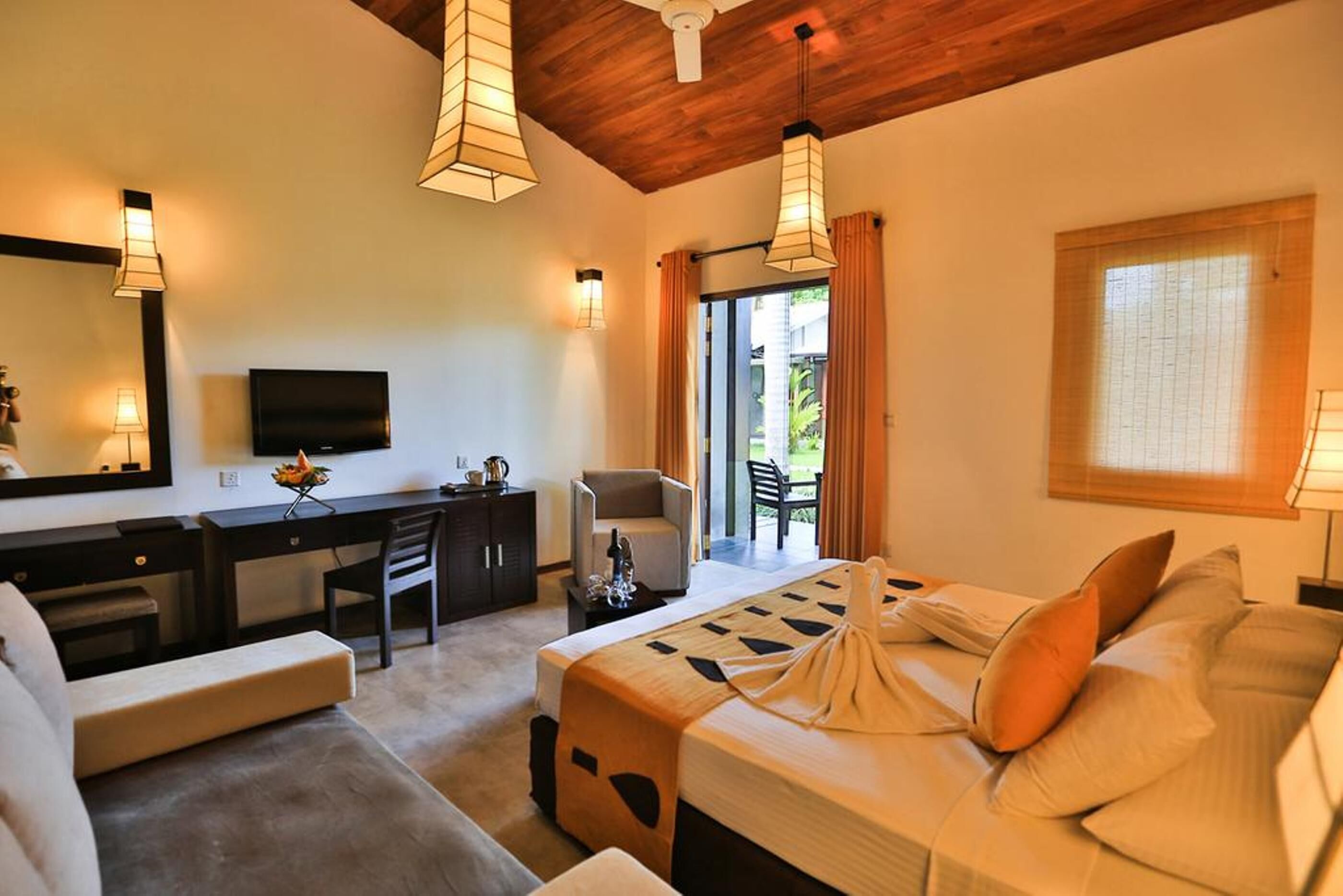 1 kamar tidur, minibar, brankas, dan meja kerja