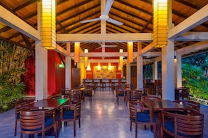 Bar (trong khuôn viên)