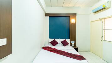 Standard Room | Desk, rollaway beds, free WiFi, bed sheets