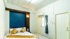 Standard Room | Meja, katil lipat simpan/tambahan, Wi-fi percuma, cadar katil 