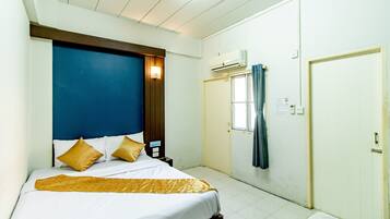 Habitación estándar | Escritorio, camas extra, wifi gratis y ropa de cama