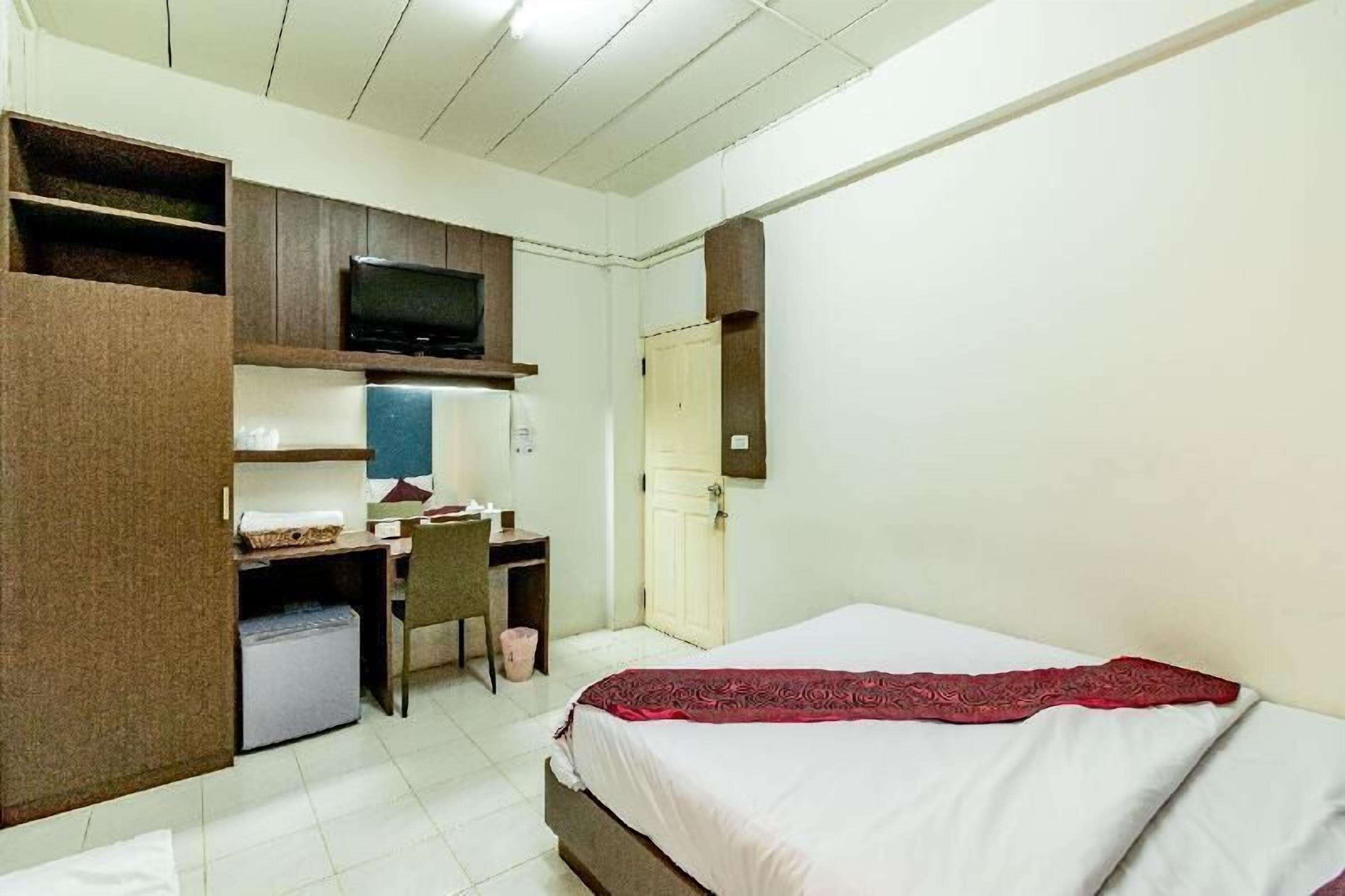 مكتب وأسرّة قابلة للطي وواي فاي مجانًا وملاءات أسرّة