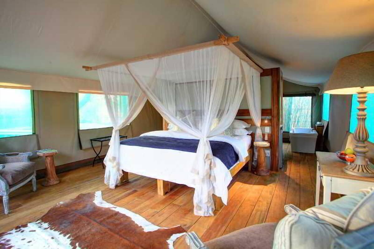 Premium bedding, in-room safe, bed sheets