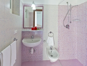 Chuveiro, produtos de toalete grátis, secador de cabelo, bidê