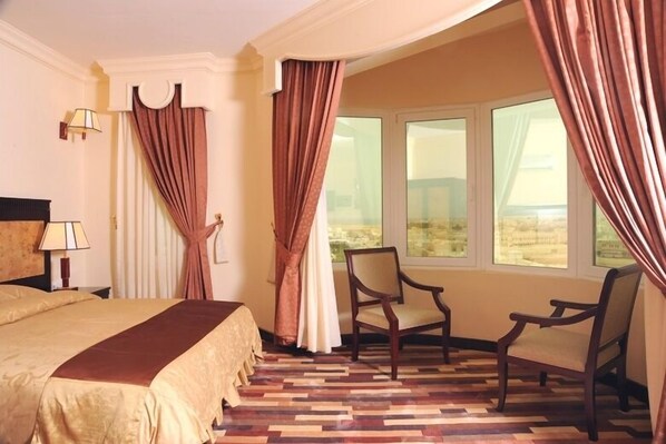 Habitación doble estándar | Minibar y caja de seguridad en la habitación 