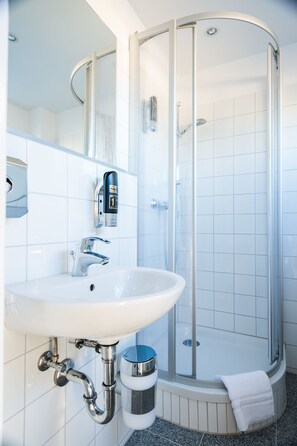 Douche, sèche-cheveux, serviettes fournies
