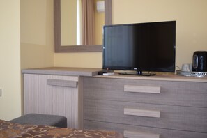 Bureau, fer et planche à repasser, lits bébé (en supplément)
