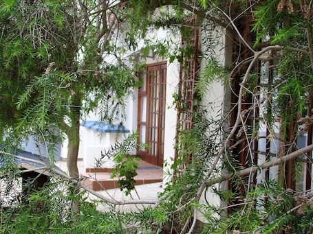 Family en suite Unit 7A | 1 bedroom, in-room safe, individually furnished, desk