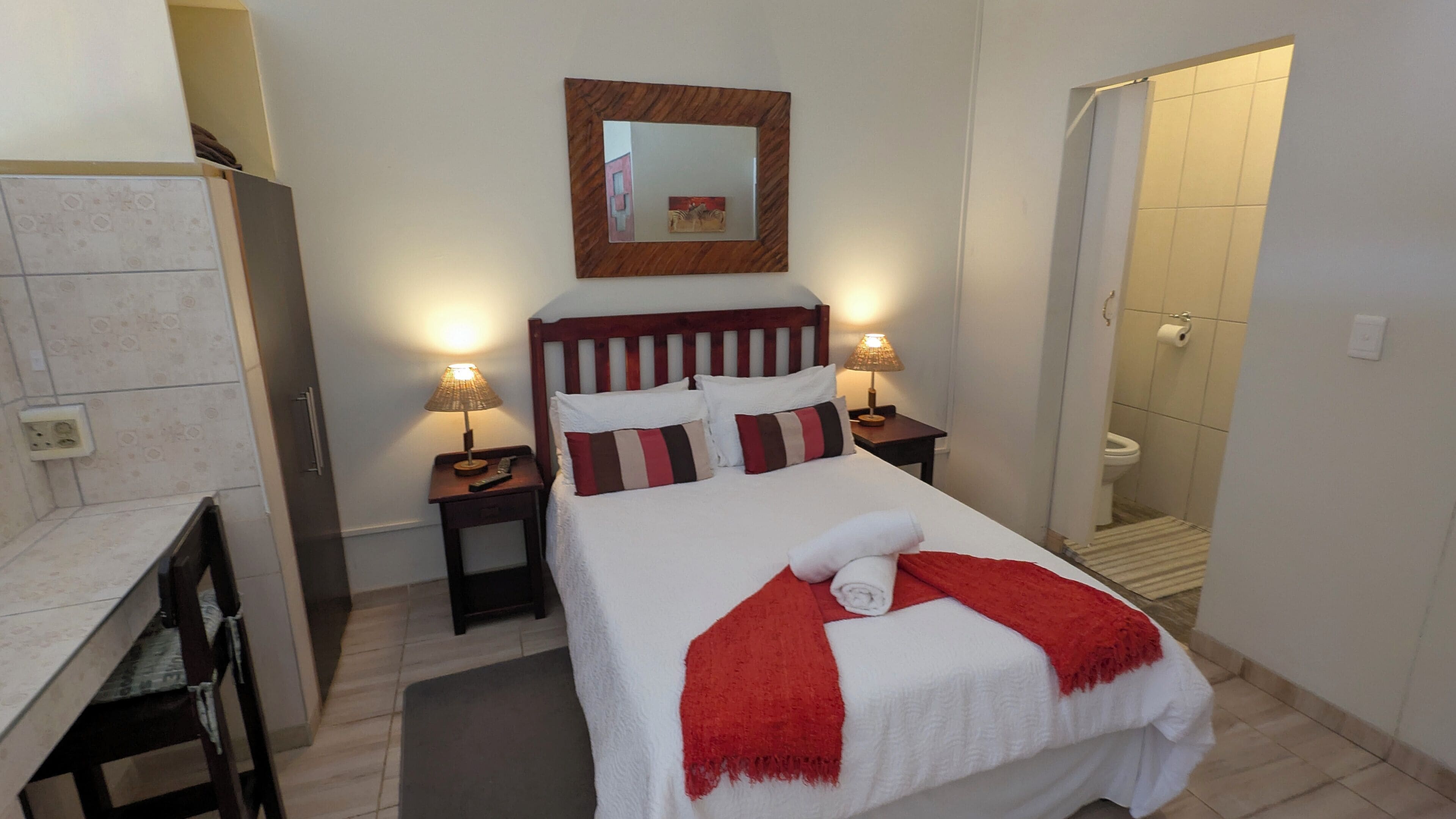 Kahden hengen deluxe-huone | Tallelokero huoneessa, yksilöllisesti sisustettu, äänieristys