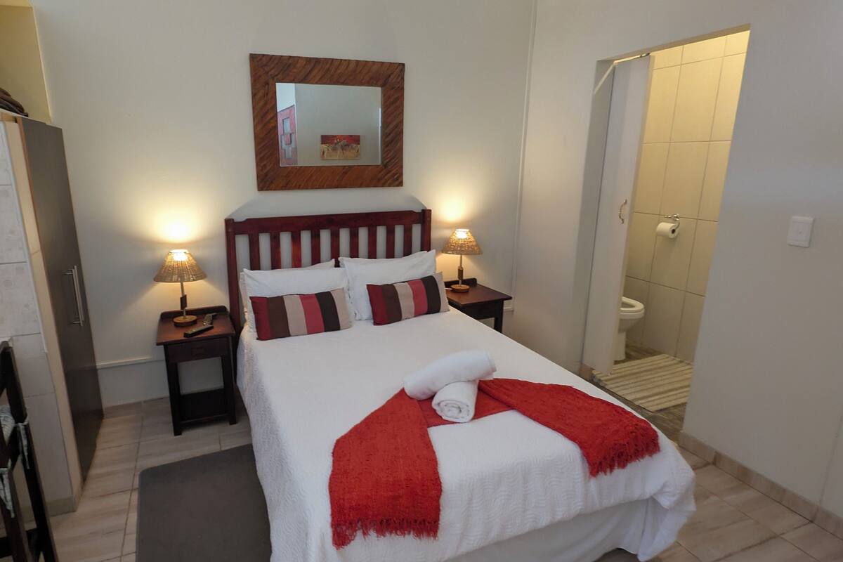 Kahden hengen deluxe-huone | Tallelokero huoneessa, yksilöllisesti sisustettu, äänieristys