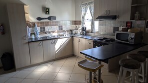 Family en suite Unit 7A | Yksityinen keittiö | Jääkaappi, mikroaaltouuni, kahvin-/teenkeitin, vedenkeitin