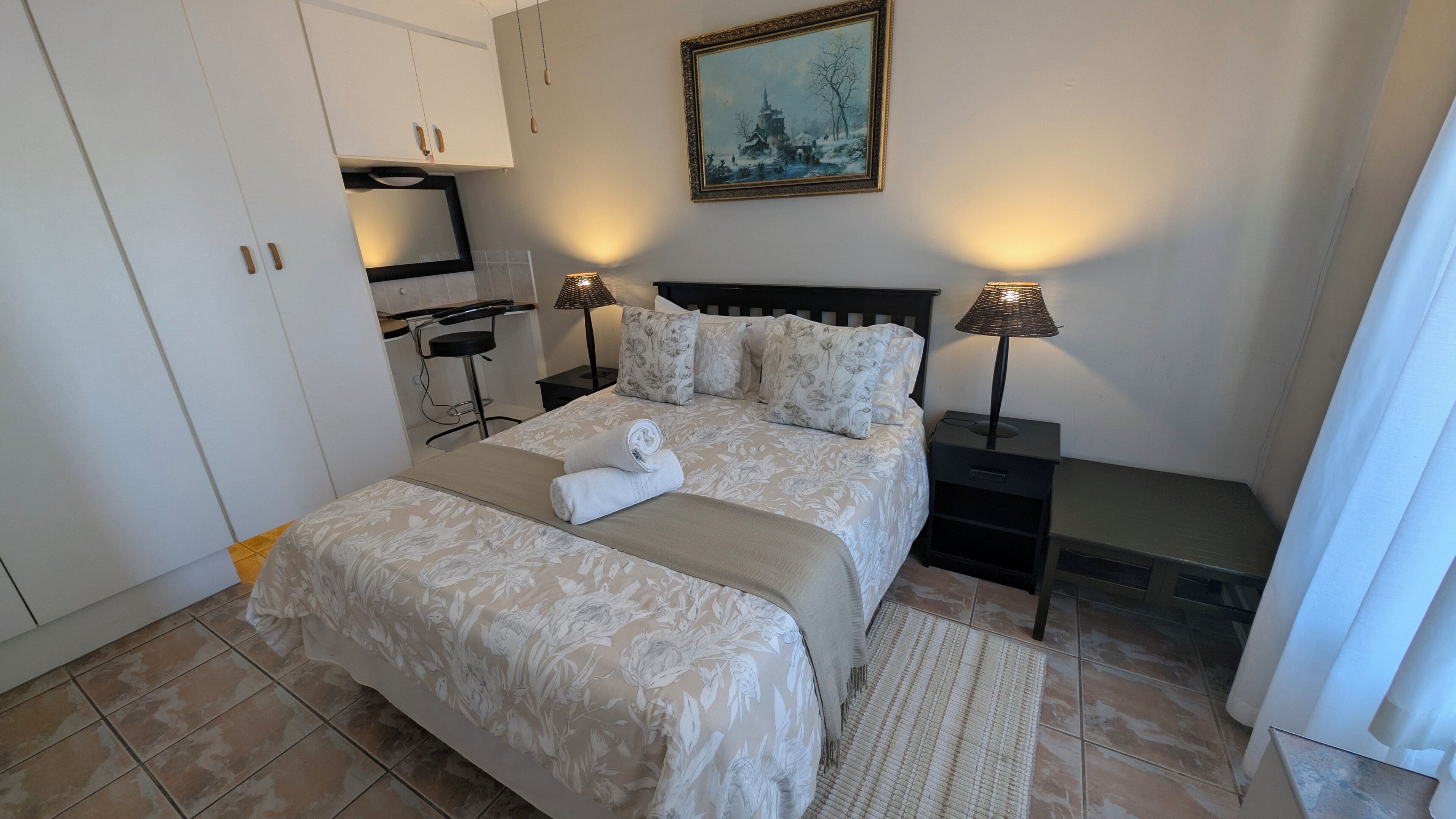 Double en-suite Bedroom | Tallelokero huoneessa, yksilöllisesti sisustettu, äänieristys