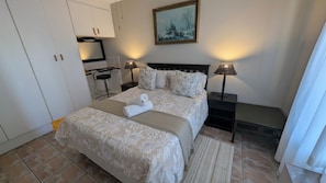 Deluxe Triple Room | Caja fuerte, decoración individual, sistema de insonorización