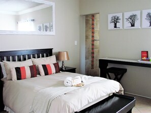 In-room safe, individually furnished, desk, soundproofing - Amarachi Guesthouse (Swakopmund)