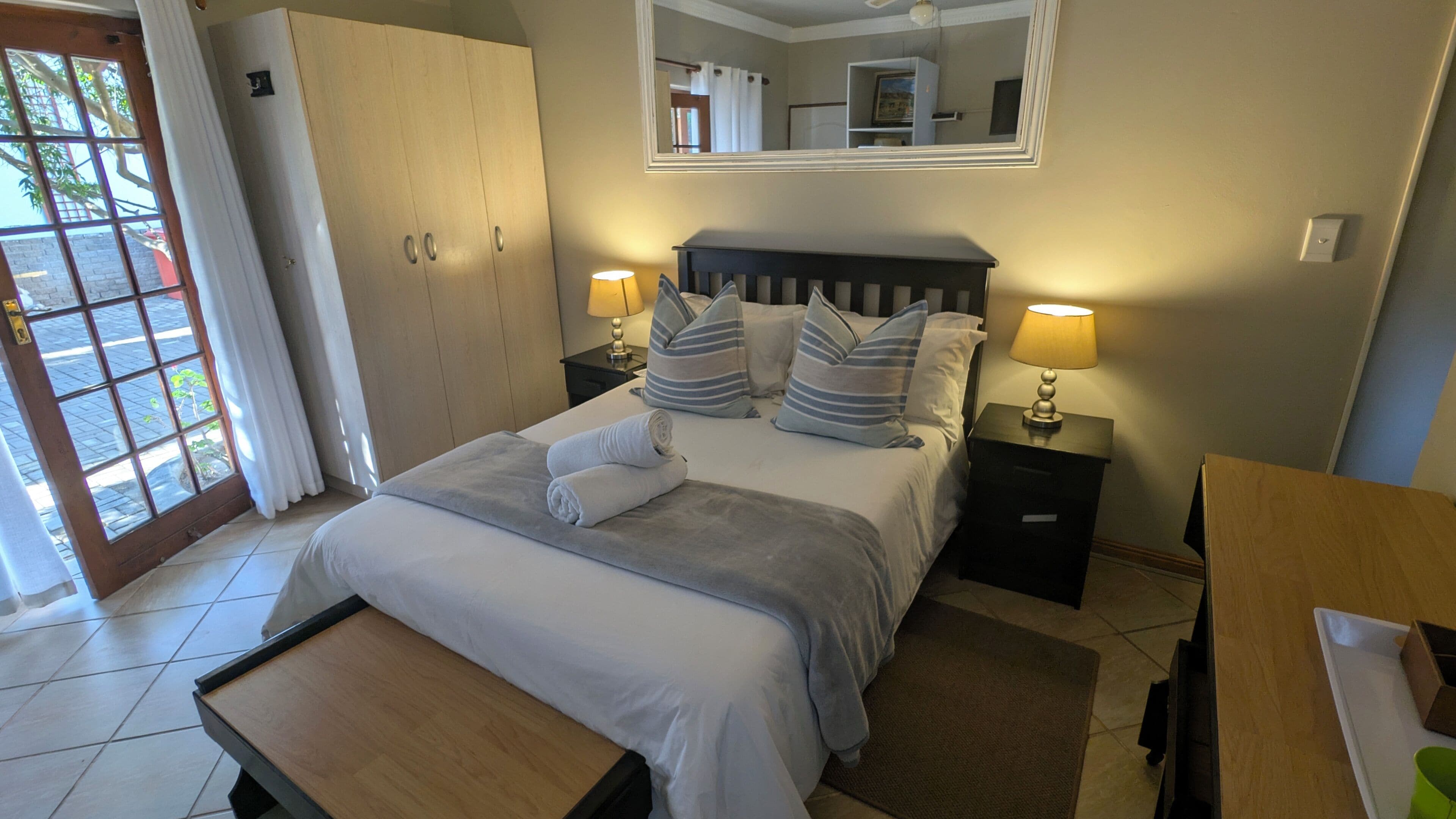 Kahden hengen comfort-huone | Tallelokero huoneessa, yksilöllisesti sisustettu, äänieristys