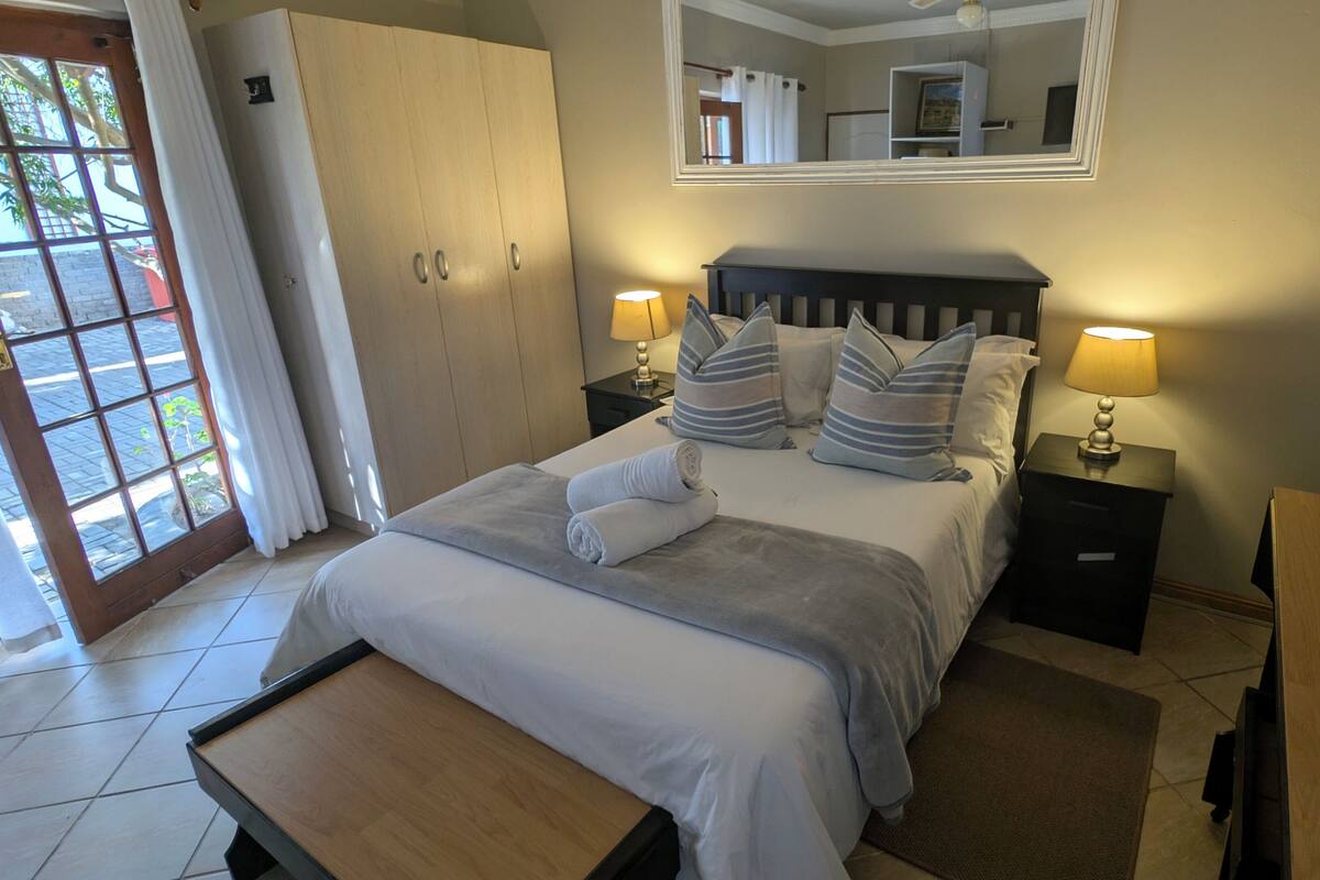 Kahden hengen comfort-huone | Tallelokero huoneessa, yksilöllisesti sisustettu, äänieristys