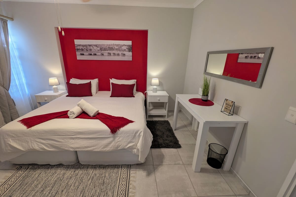 Comfort tweepersoonskamer | Luxe beddengoed, een minibar, een kluis op de kamer, geluiddichte muren
