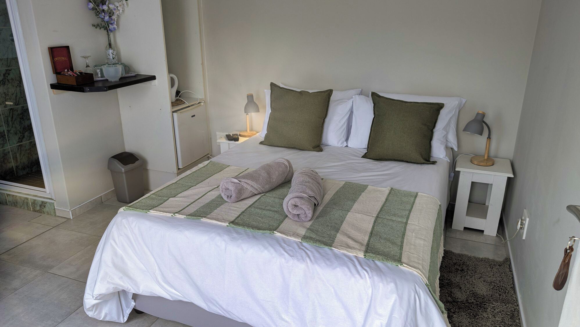 Single en suite Bedroom | Tallelokero huoneessa, yksilöllisesti sisustettu, äänieristys