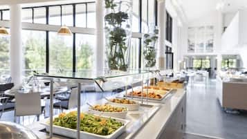Sarapan layan diri setiap hari (EUR 18 seorang)