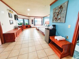 Suite, 2 Queen Beds | Ropa de cama de alta calidad, escritorio, cortinas opacas y wifi