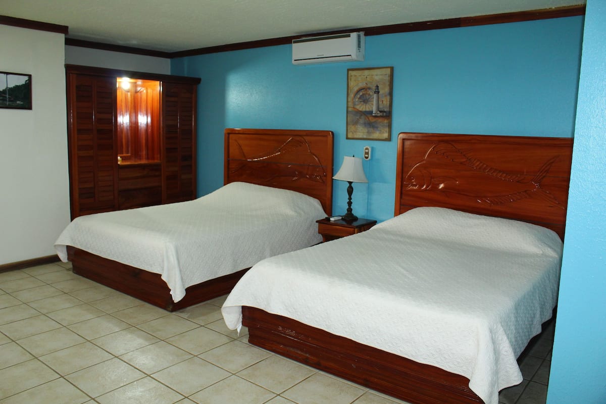 Standard Room, 2 Queen Beds | Peralatan tempat tidur premium, meja, langsir/tirai gelap terus