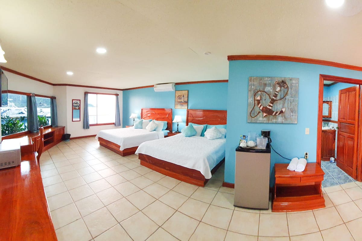 Suite, 2 Queen Beds | Peralatan tempat tidur premium, meja, langsir/tirai gelap terus