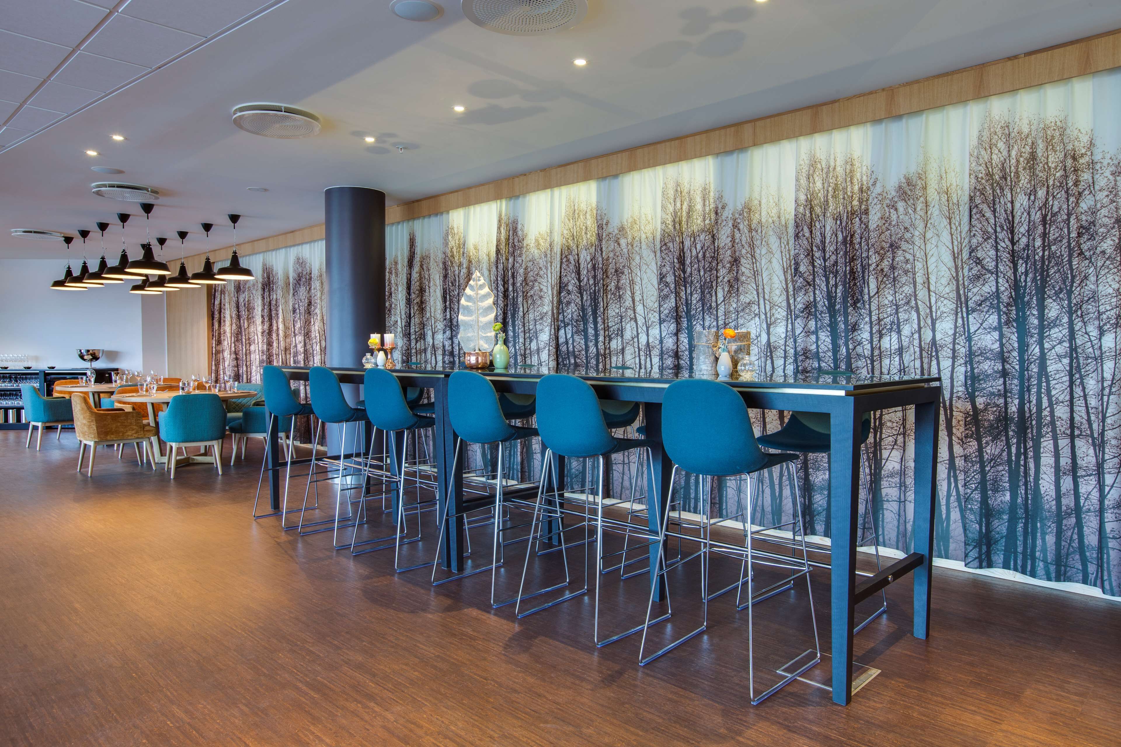 حيث تُقدم وجبات الإفطار، الغداء، العشاء، الأطباق المحلية