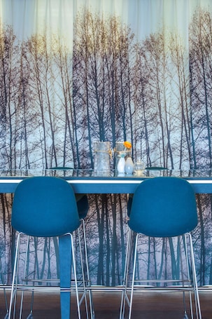 Breakfast, lunch, dinner served; local cuisine